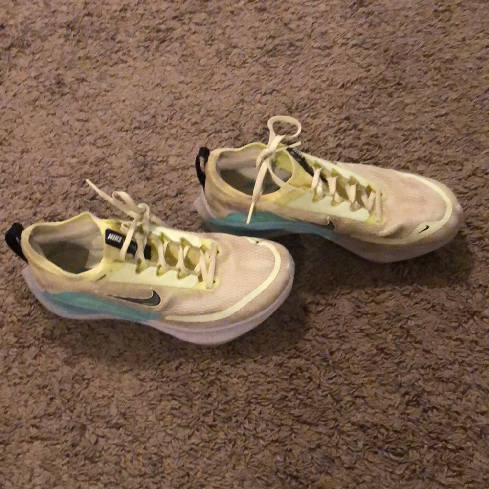 Nike Zoom Fly 4 athletic running shoes #nike #nikezoom #zoomfly #zoomfly4